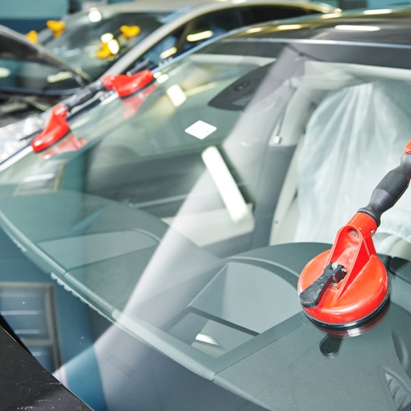 Auto glass service to contact when windshield is broken  in Florida