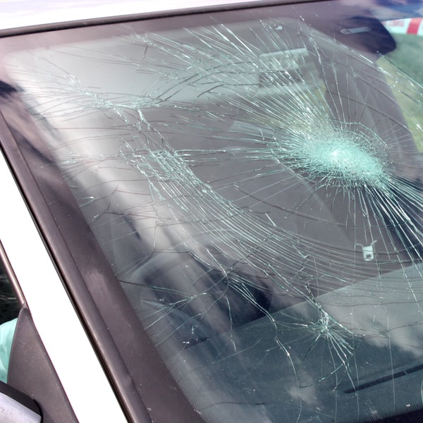 which auto glass replacement service to call and what does it cost to fix broken windshield  in Florida